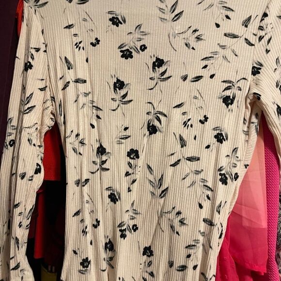 2/$15 Candie’s long sleeve v neck shirt - Picture 3 of 3